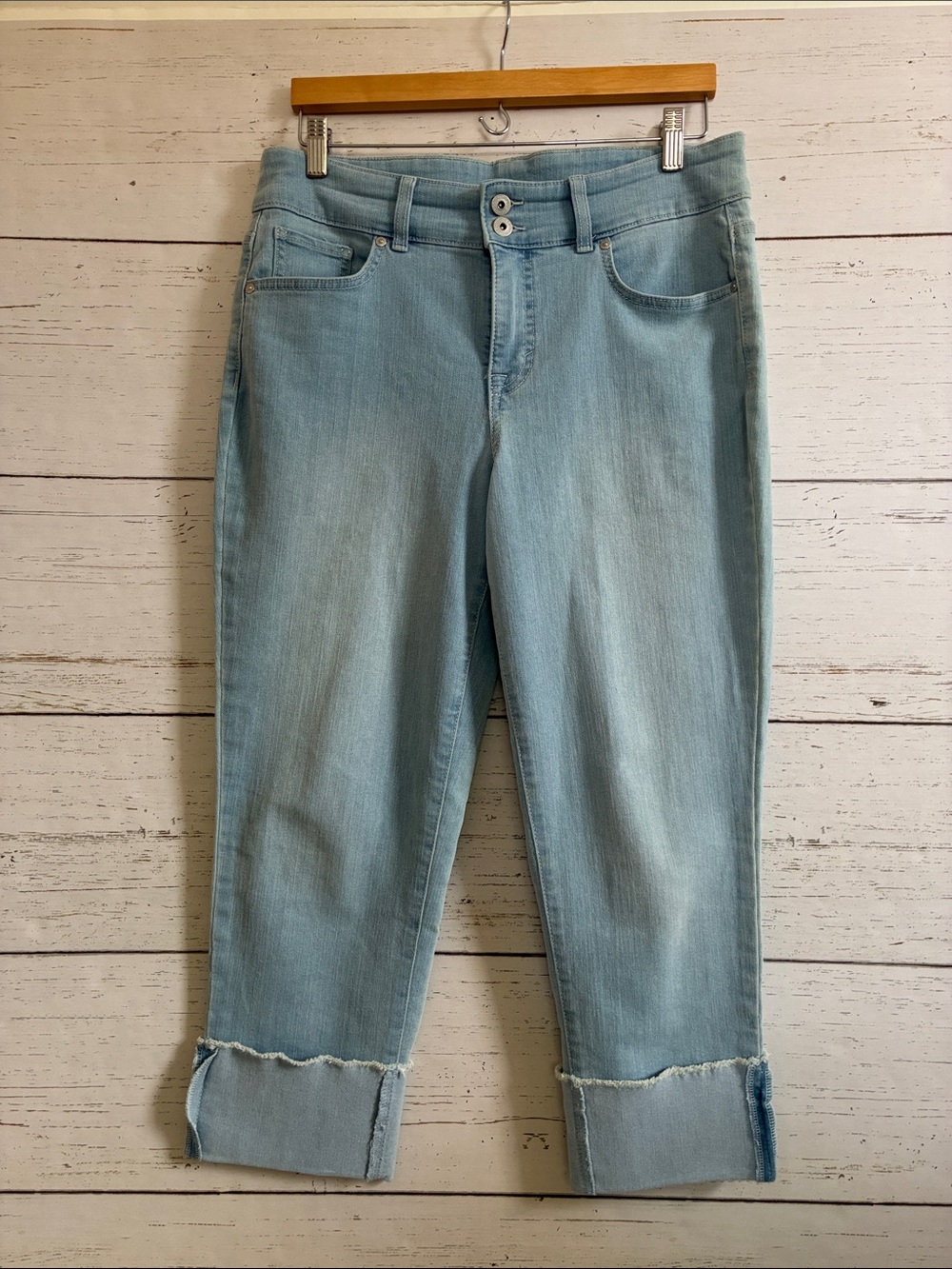 Style & Co. Light Wash Stretch Capri/Cropped Jeans with Rolled /Raw Cuff, sz 10